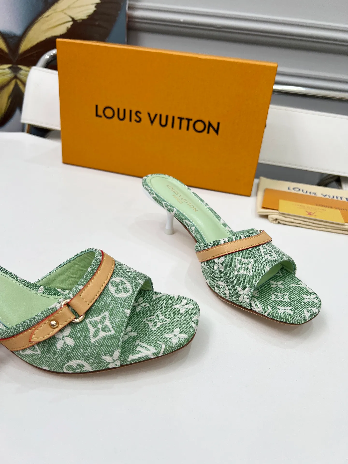 👟👟Ex-factory price 440👟👟 LV new denim kitten heel slippers 2025 summer must-have for goddesses, original replica, super comfortable on the feet. Show off the queen's temperament, the heel height is 9.5CM, which shows your temperament without being tiring. Leather outsole. Standard code: 35-42 (41 and 42 codes are customized, non-returnable and non-exchangeable)
